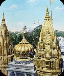 Kashi Vishwanath mandir Banaras me ghumne wali jagah hai