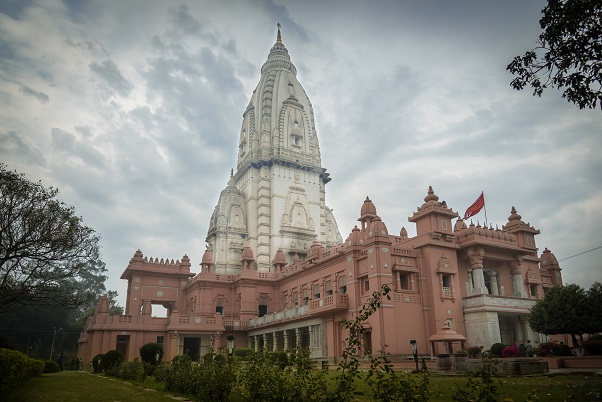 New Vishwanath Temple Varanasi me ghumne ki sundr jagah hai