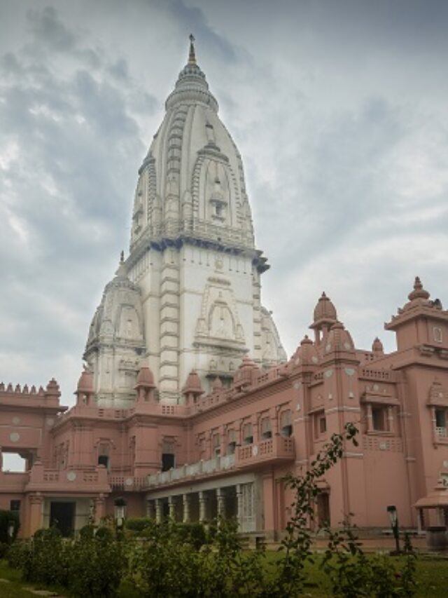 दोस्तों इस Web Story में चलिए बात करते हैं वाराणसी में घूमने की जगह(Varanasi Me Ghumne Ki Jagah) के बारे में।