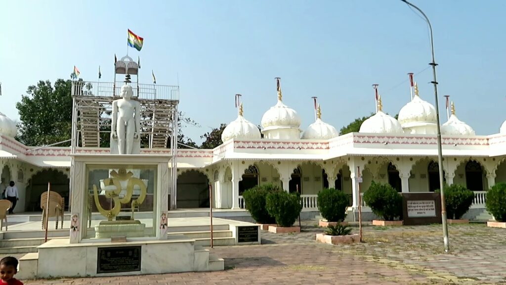 Gomatgiri Mandir is the best tourist place in Indore