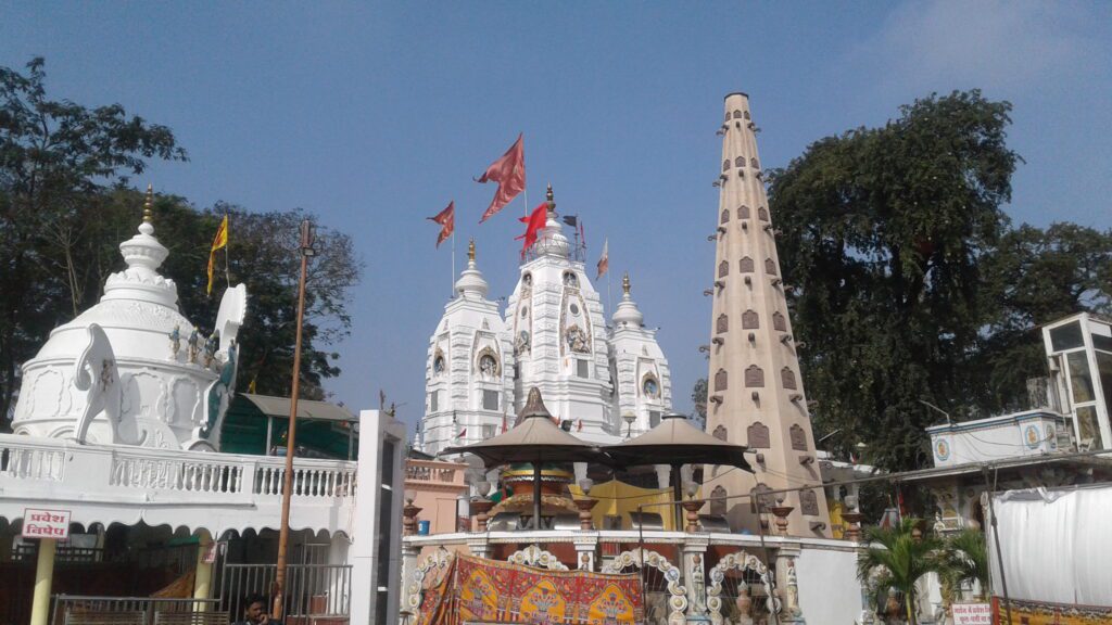 Khajrana Ganesh Temple Indore mein ghumne ki jagah hai