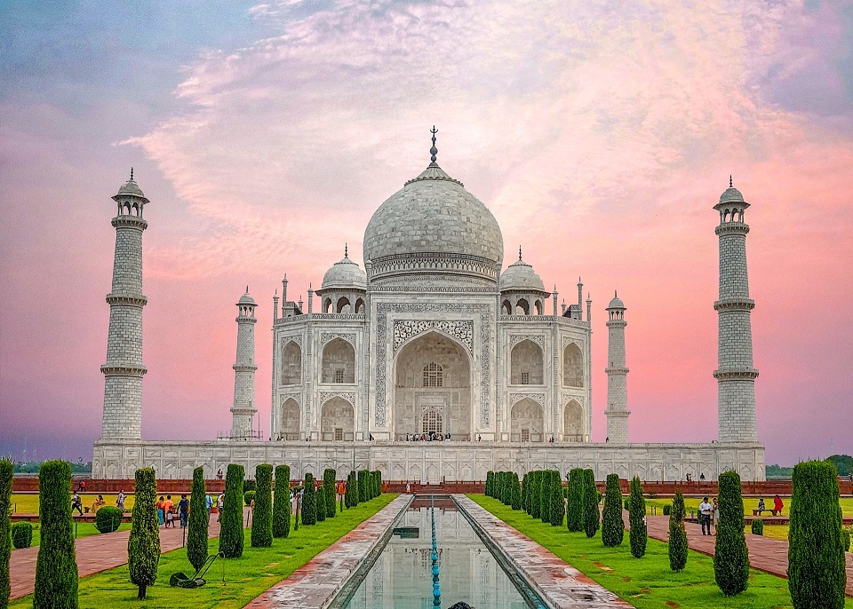 Taj Mahal Agra Me Ghumne Ki Jagah Hai