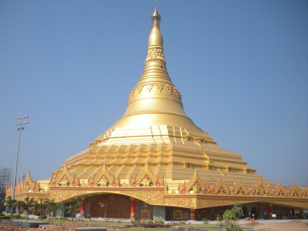 Global Vipasana Pagoda Mumbai me ghumne ki jagah hai
