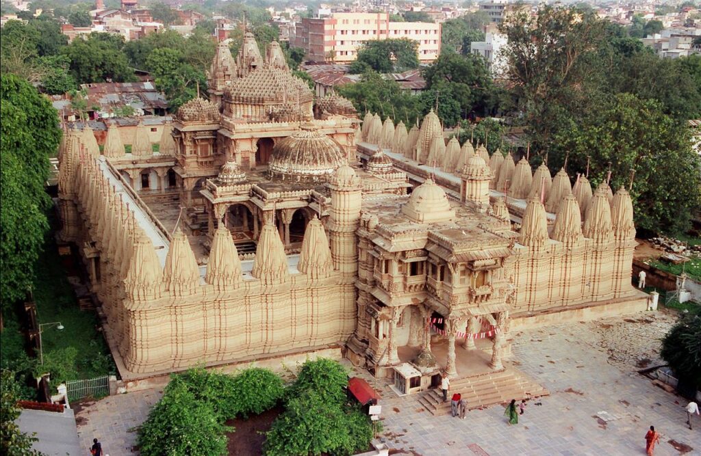 Huthising Temple Ahmedabad Me Ghumne Ki Jagah Hai