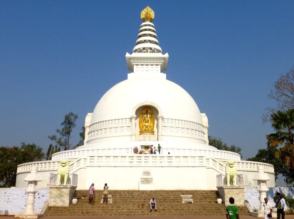 Shanti Stupa Rajgir me ghumne ki jagah hai