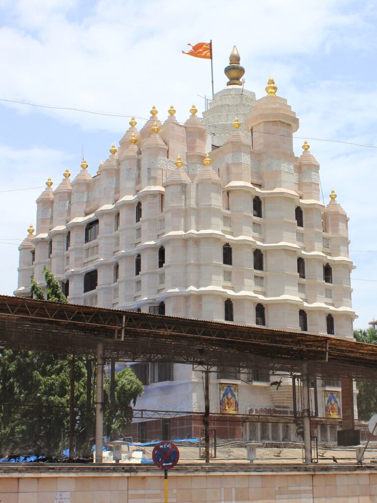 Shree Siddhivinayak Temple Mumbai me famouse tirth sthal hai