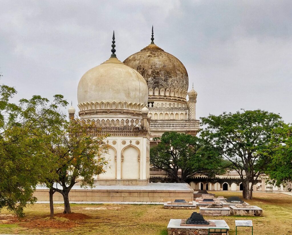 Kutubshahi Tomb Hyderabad me ghumne ki jagah hai