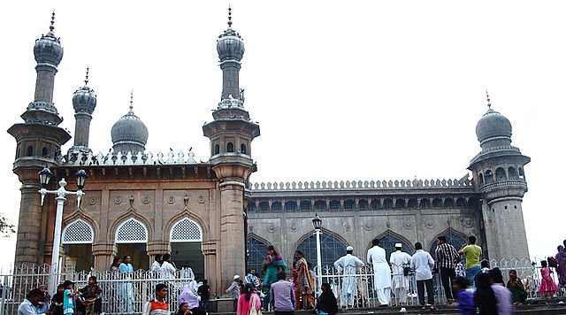 Mecca Masjid Hyderabad me ghumne ki jagah hai