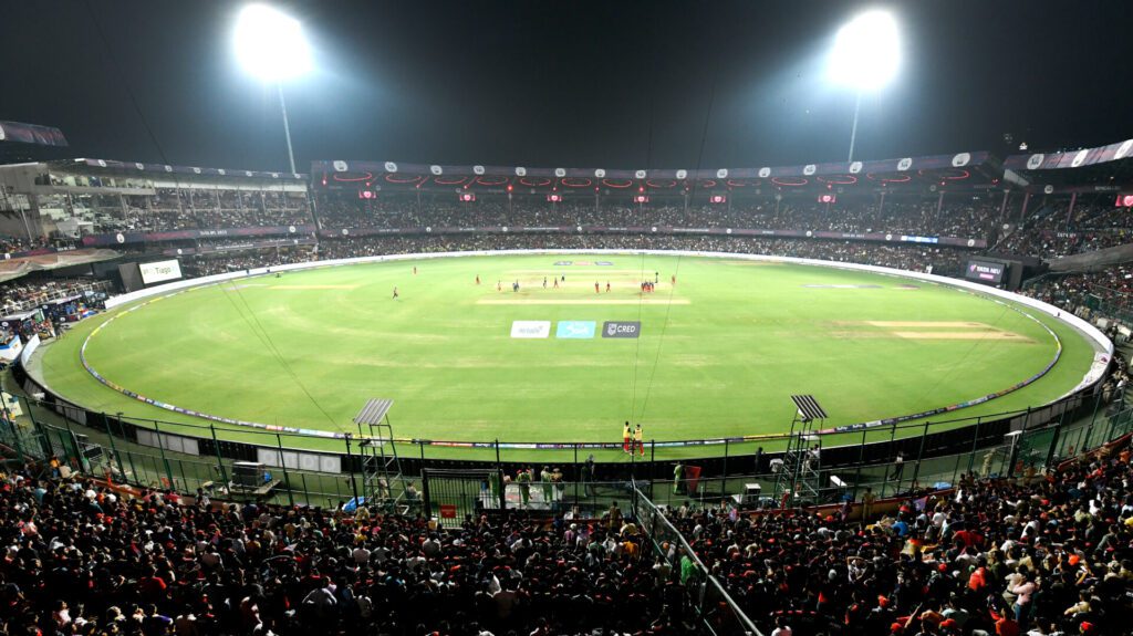 M. Chinnaswamy Stadium Bangalore me ghumne ki jagah hai
