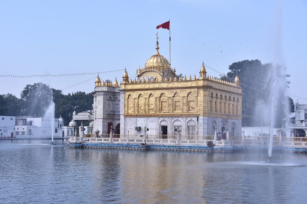 Shridurgiana Temple  Amritsar me ghumne ki shandaar jagah hai